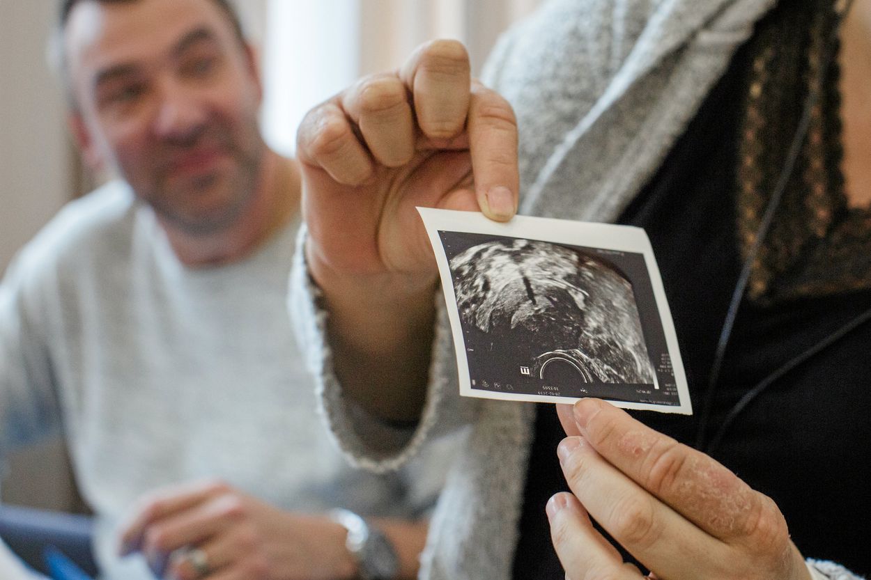 Monika and André Oskarsson proudly show the ultrasound image